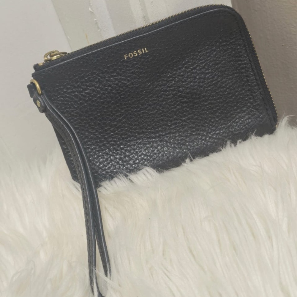 Fossil Black Leather Gold Accents Zipper Wallet With a Wrist Strap.🌴